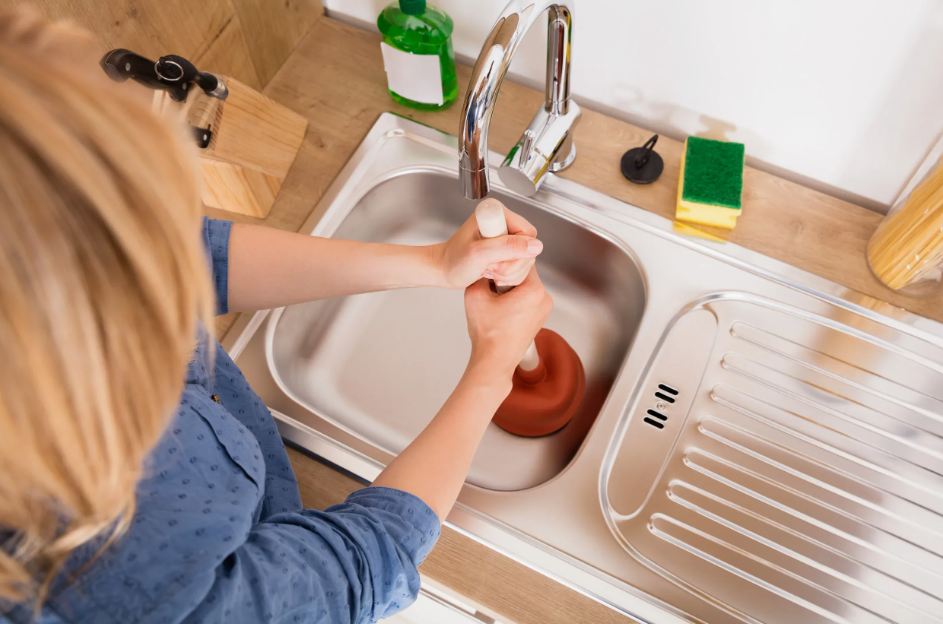 Как прочистить засор в раковине, ванной или унитазе: проверенные методы