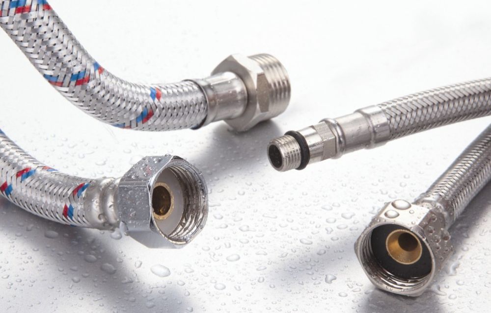 Гибкая подводка для воды и газа: как выбрать надежный шланг и не пожалеть