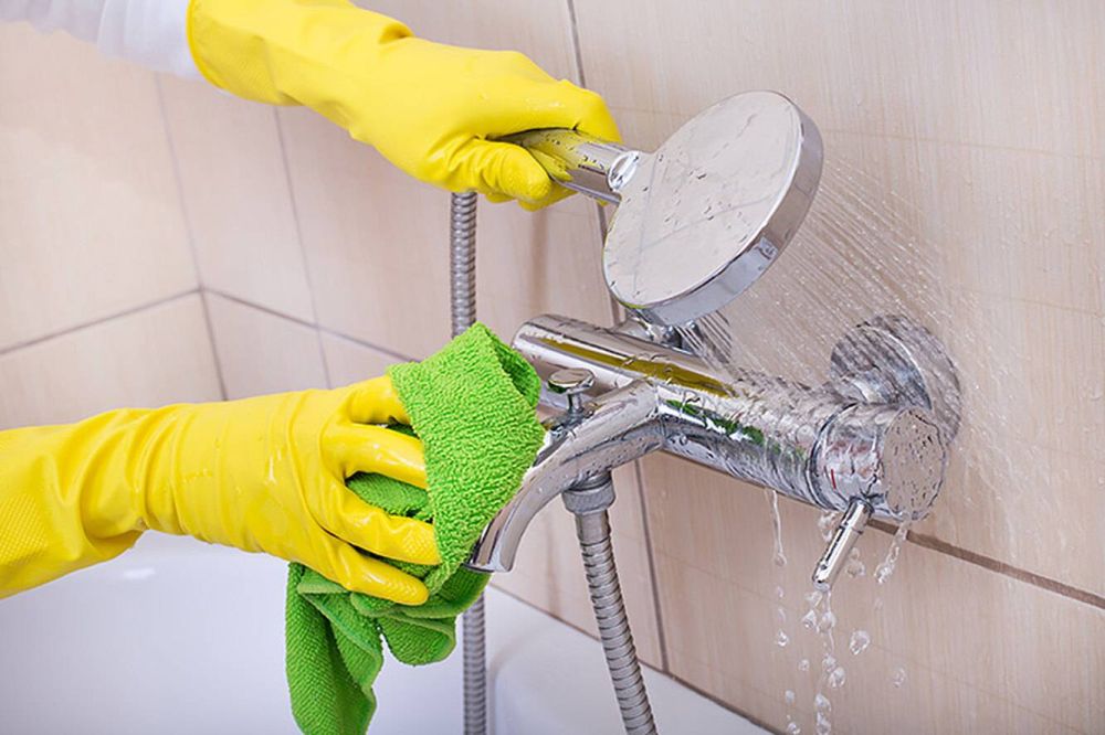 Простой уход за душевой лейкой и смесителем: как сохранить безупречный вид и напор воды